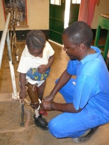 Un enfant handicapé au centre Kwetu (2) avec sa prothèse