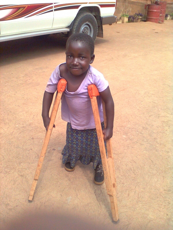 Un autre enfant handicapé avec ses béquilles