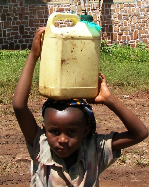 Un enfant qui est allé chercher de l'eau