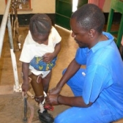 Un enfant handicapé au centre Kwetu (2) avec sa prothèse