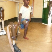 Un enfant handicapé au Centre Kwetu (1) sans prothèse