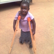 Un autre enfant handicapé avec ses béquilles
