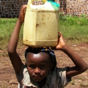 Un enfant qui est allé chercher de l'eau