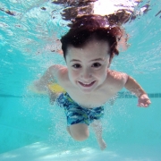 Chauffée à 32°, l'eau de la piscine permet un relâchement musculaire profond et aide petits et grands à se jeter à l'eau! 