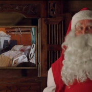Mieux encore : dans son miroir magique, le Père Noël (qui sait tout), avait même une image de la chambre d'Aaron...